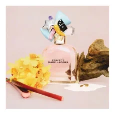 عطر مینی پرفکت مارک جیکوبز Eau de Parfum، با طراحی خاص و رایحه‌ای شاداب و گلی، مناسب برای استفاده روزمره و مناسبت‌های خاص.