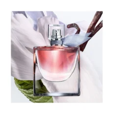 عطر مینی لا ویه است بل لانکوم، با طراحی شیک و رایحه‌ای گلی و شیرین، مناسب برای استفاده روزانه و هدیه‌ای خاص.