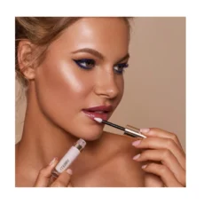 بالم لب مایع رز بای تری (Baume de Rose Liquid Lip Balm) با آبرسانی و رایحه گل رز برای لب‌هایی نرم و درخشان.
