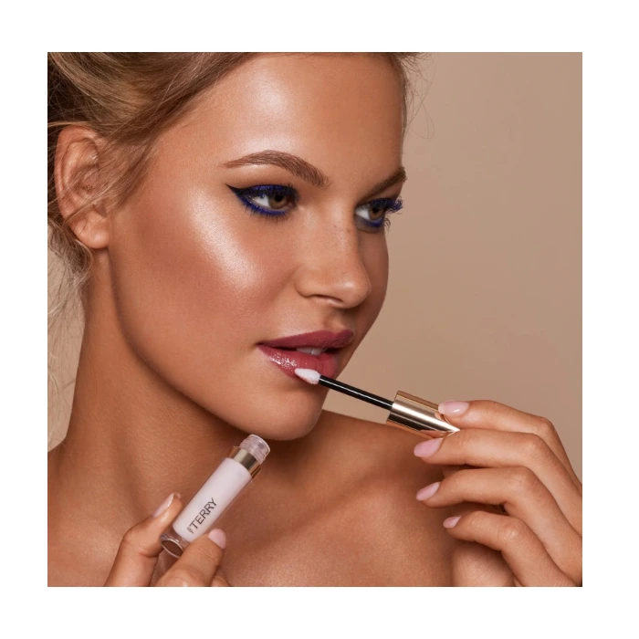 IMG_0229 بالم لب مایع رز بای تری (Baume de Rose Liquid Lip Balm) با آبرسانی و رایحه گل رز برای لبهایی نرم و درخشان.