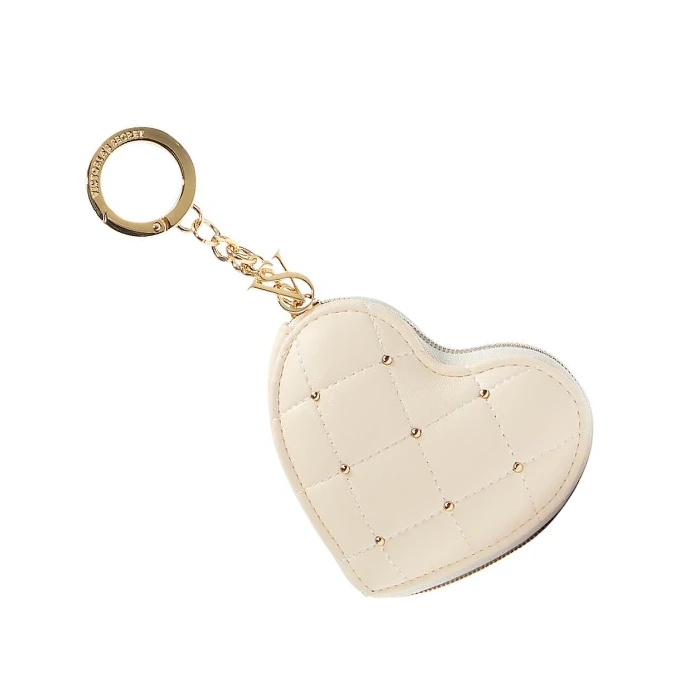 IMG_5115 مینی بگ قلبی ویکتوریا سکرت (VICTORIA'S SECRET Heart Pouch Keychain) یک کیف کوچک و سبک با طراحی خاص است که برای حمل وسایل ضروری مانند سکه، کلید و ایرپاد ایدهآل میباشد.