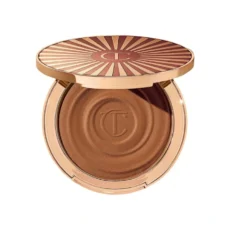 برانزر کرمی شارلوت تیلبری مدل Beautiful Skin Sun-Kissed Glow – بافت کرمی، جلوه طبیعی آفتاب‌خورده، مناسب کانتور صورت و گردن.
